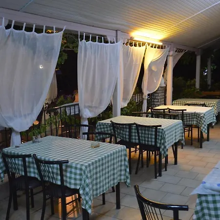 מלון דירות Artemis 2*